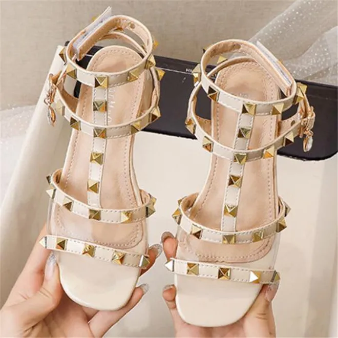 Sommarbarn flickor öppna tå sandaler mode bälte spänne låg klack prinsessan romerska skor ljusa diamantnitar barn läderskor