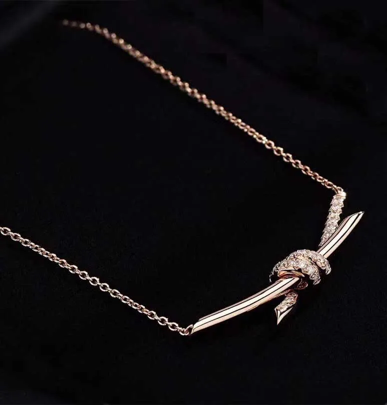 V material de ouro charme nó forma pingente colar com diamante ou não para mulheres noivado jóias presente tem selo saco velet ps40132014