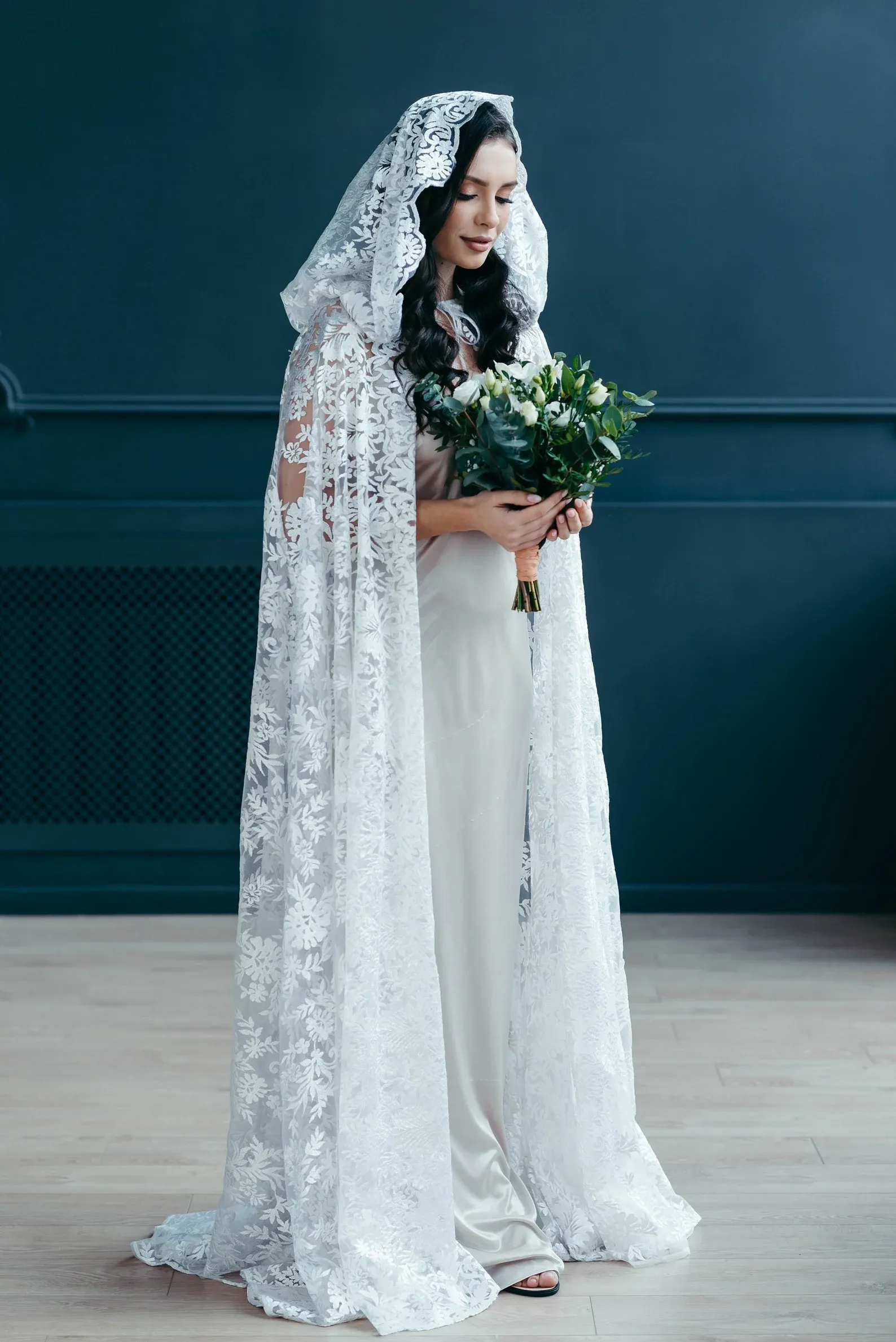 Lily Collins Inspired Wedding Veil med Hood 2023 Chapel Long Bridal Cape Helt spetsar västra brittiska viktorianska kappan täcker vit svart rodnad