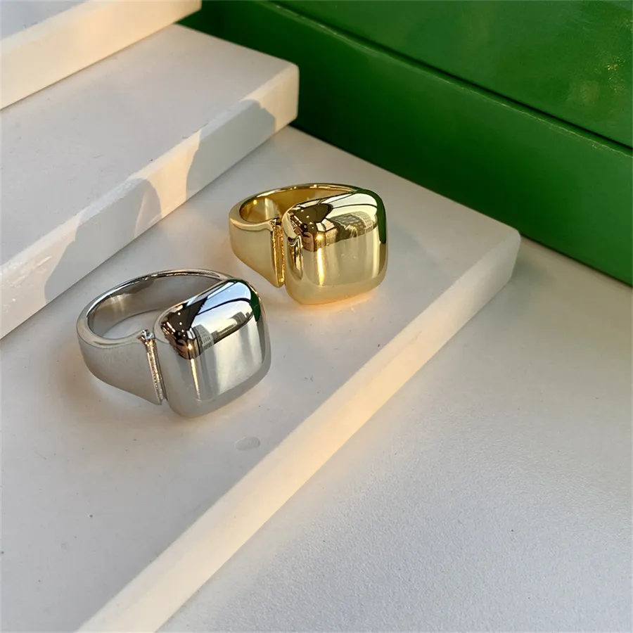 Glanzende Vierkante Ring Mode Vergulde Persoonlijkheid Licht Luxe Temperament Metaal Koude Stijl Eenvoudige Mannen En Vrouwen Sieraden