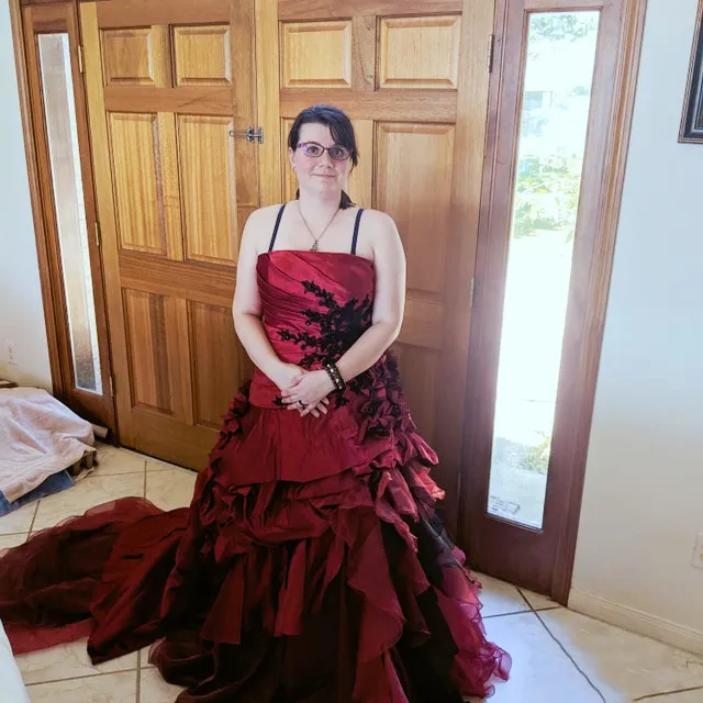 Готическая бордовая и черная линия свадебное платье вручную цветы ручной ручной драпированные длинные загородные свадебные платья кружев