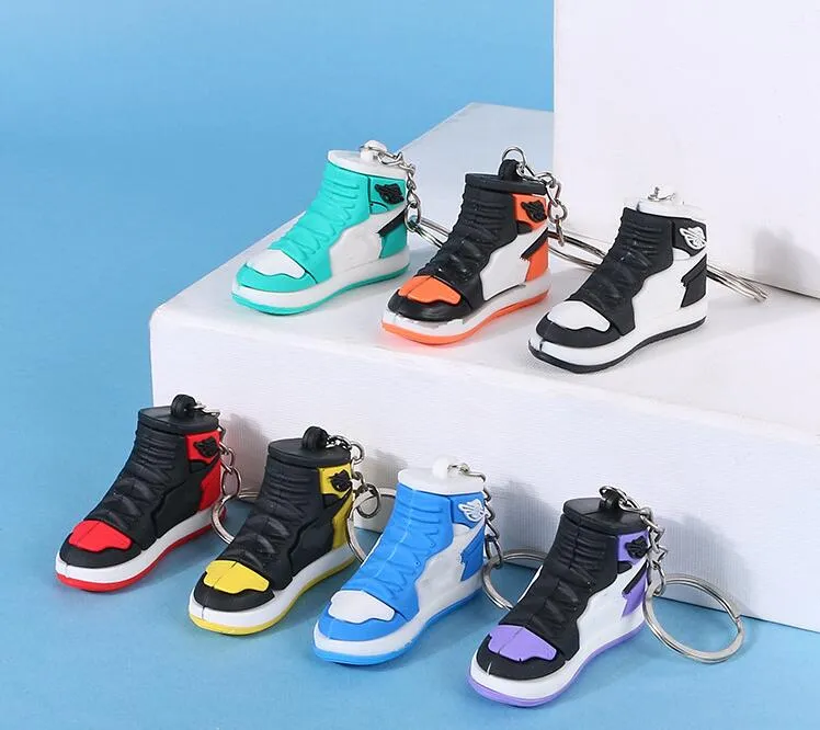 7 färger 3D sneakers skor nyckelringar män kvinnor mini mjuk pvc gummi nyckelring basket sportskor hänge nyckel kedja presenttillbehör