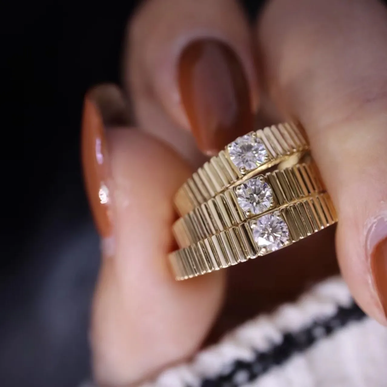 Anel de ouro de noivado chique em jóias francesas moda atemporal
