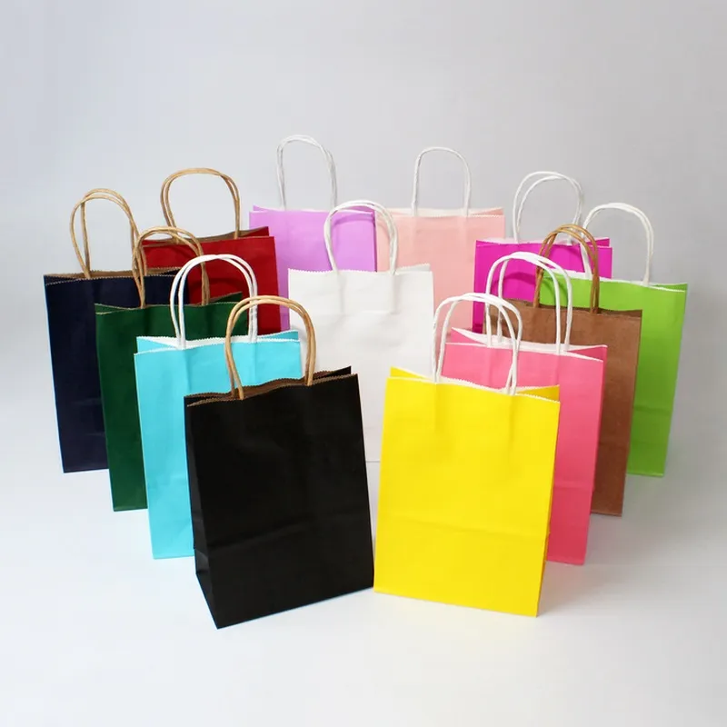 50pcs / lot sacchetto di carta kraft di colore con manici 21x15x8cm festival presente avvolgere pacchetto shopping bags multicolor