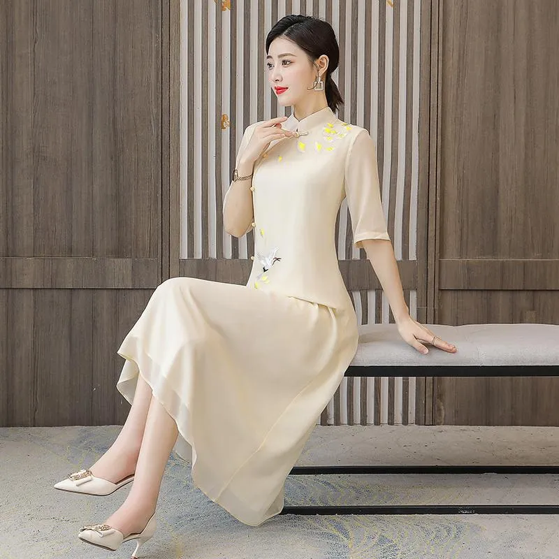 エスニック服中国の伝統的なドレス刺繍エレガントな女性チョンサムローブオリエンタルチャイナレトロアプリコットスリムモダンな長いQipaoethnic