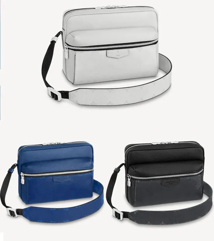 M30233 OUTDOOR MESSENGER Lyxig designerhandväska för män Kohud Högkvalitativ hårdvara Button Messenger-väskor Interiör Blixtlåsficka Mode Retro Cross Body-väska