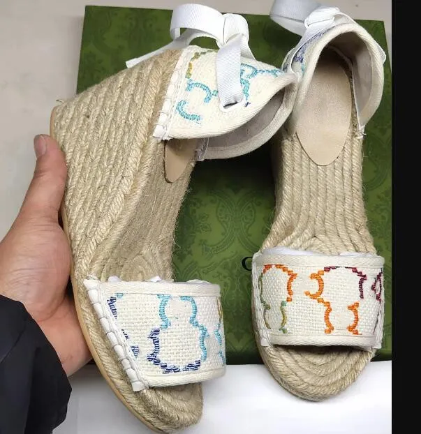 Nouvelles sandales compensées à talons en pente de pêcheur Motif jacquard brodé chaussures de paille en toile Chaussons