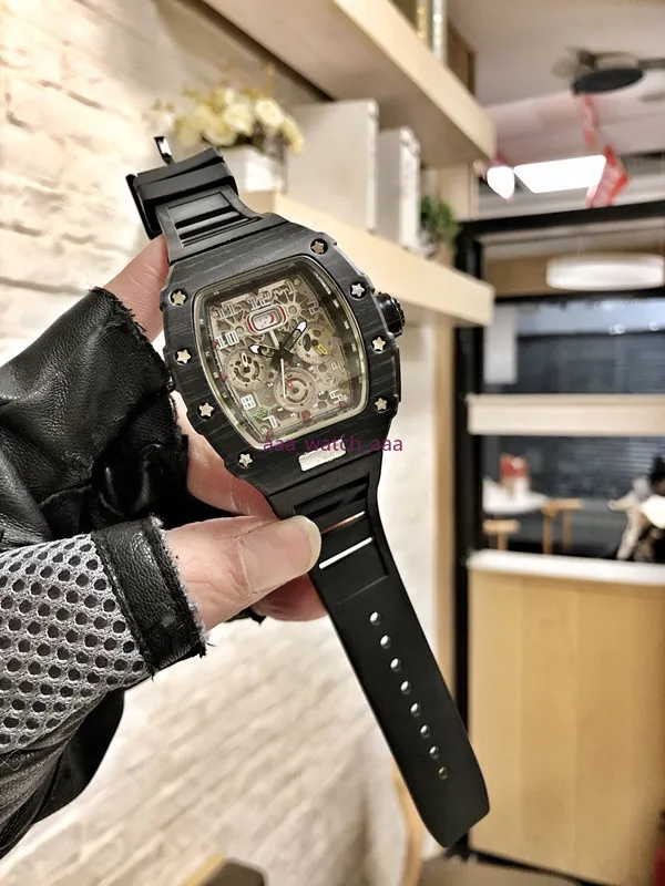 Homem assista a moda Quartz Men's Watches Gift Men Padrão de fibra de carbono 6 mãos correndo segundos Trendência da coroa cônica plana