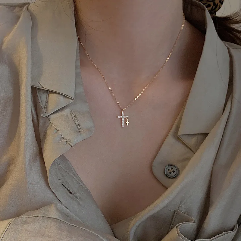 Creatività Luce di lusso Collana con ciondolo croce zircone per donna Gioielli di moda con catena clavicola color oro argento