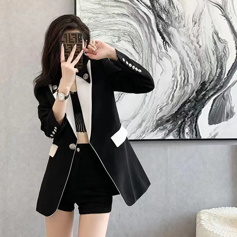 Costumes pour femmes Blazers Tide Marque Designer de haute qualité Grand sens de la petite veste de costume noire femme printemps 2022 design français sens de la couleur de collision haut court mince