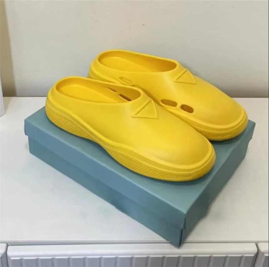 2022 Designer mais recente Sandálias femininas da moda Sandálias clássicas Classic Real Leather Rubber Slides Plataforma Flip Flip Shoes Shokers Boots UNissex Tamanho 35-45