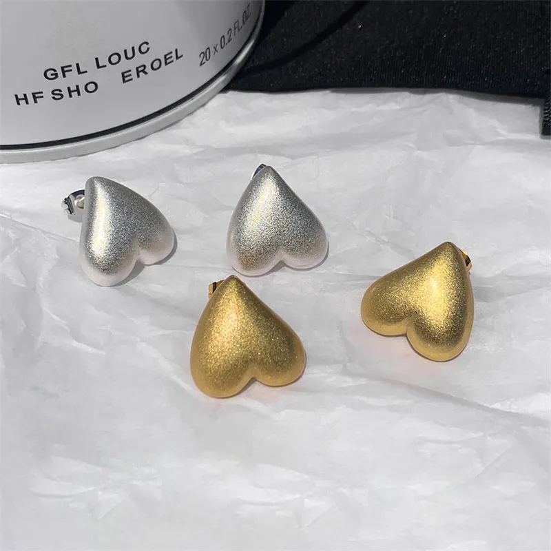 2022SS Ins Matte Gold Love Earrings Stud Female Summer Temperament Ladies High Fashion Peach Heart Romantic All-Match Jewelry