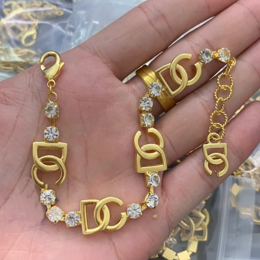 Moda nowe zaprojektowane damskie damskie bransoletki puste listy z diamentów z Diamonds 18 -krotną złotą damską bransoletki biżuteria B002