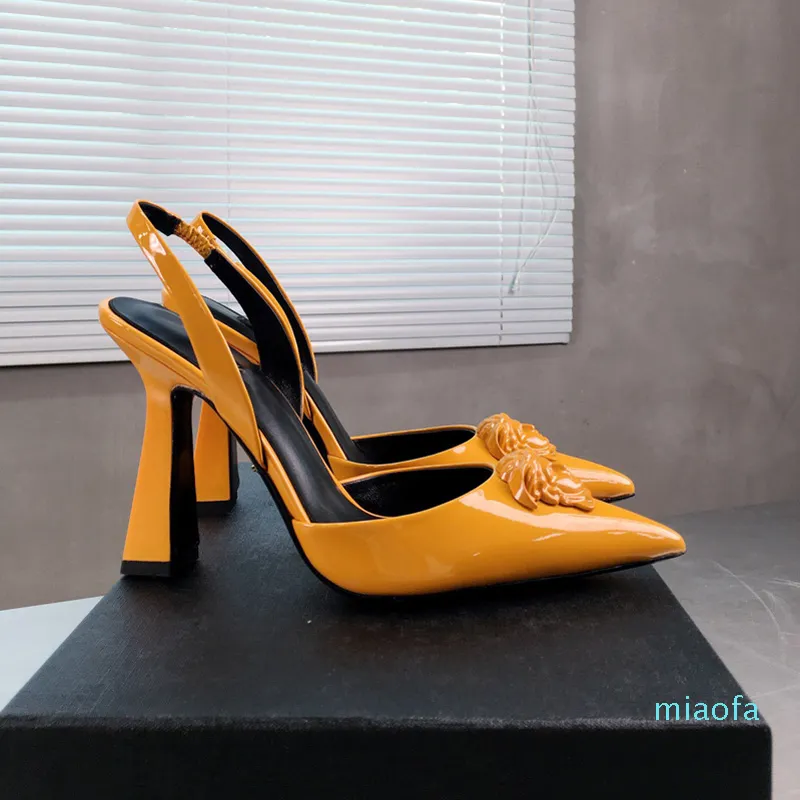 Najnowsze Fashion Patent Leathe Rluxurious Sandały na wysokim obcasie Spiczasty Dekoracyjna Pompa 11 CM Designer Banquet Slide Damskie buty