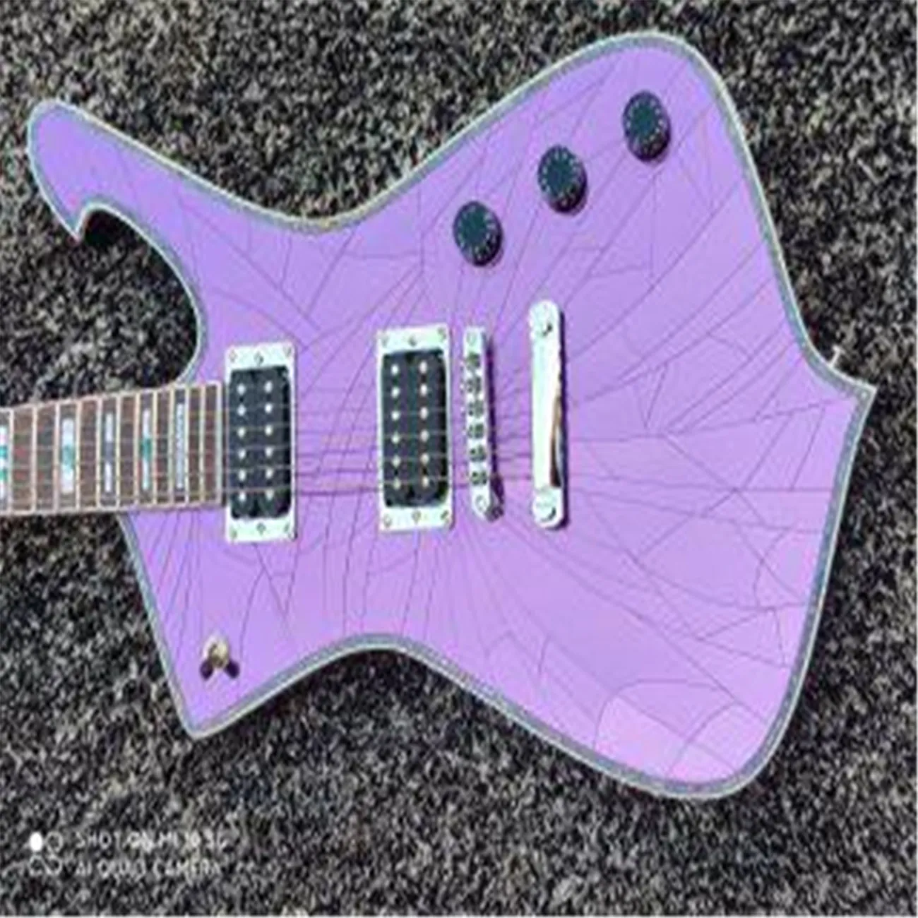 Högkvalitativ 6-strängs elektrisk gitarr, svart färg, lila spegeldekoration, krompläterad hårdvara rostråkfingertavla