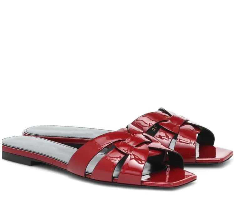 Luxurys Tribute Sandals Designer Luxury Pantoufles Nu Pieds Tongs pour femmes Flats Elegant Lady Tntertwining Strap Summer Causal Walking