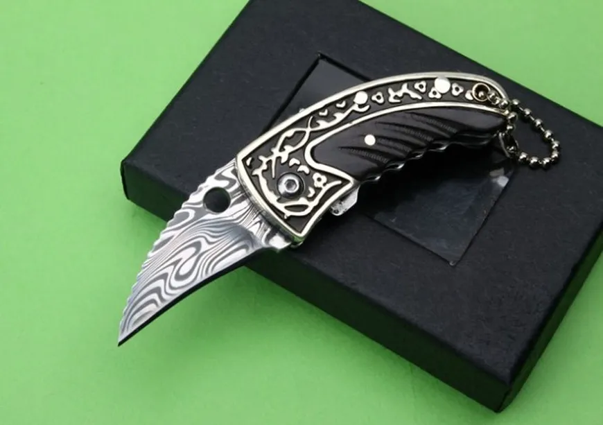Graverad mini Karambit Claw Knife Damascus 7CR17Mov Blad Koppar Ebenholtshandtag Taktisk fickklojakt EDC Survival Tool Knives A947 1280