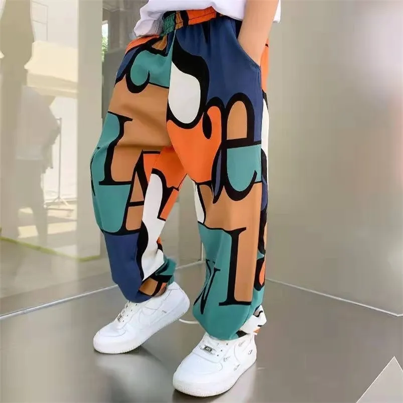 Ragazzi Stampa Pantaloni casual Estate Graffiti Designer Pantaloni sportivi Pantaloni lunghi sottili Vestiti per bambini adolescenti per 2 12 Y 220808