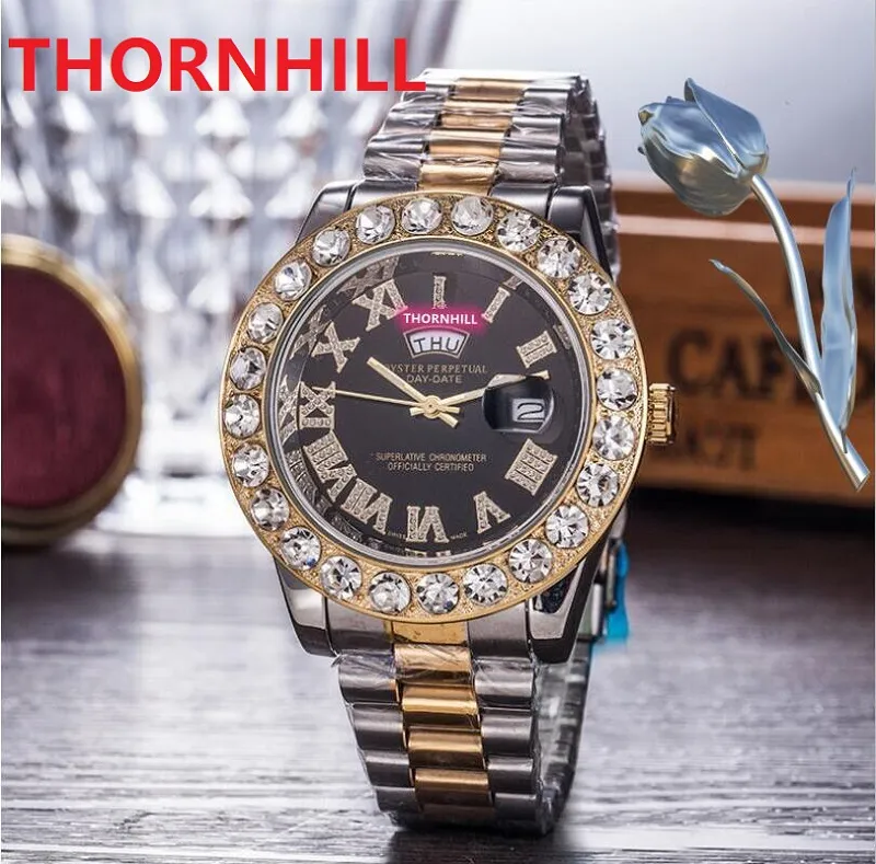 Relojes de acero inoxidable completos 43 mm Movimiento de cronógrafo de cuarzo Hombres Anillo de diamantes grandes Número romano Cristal de moda Modelo agradable de calidad superior Relojes de pulsera
