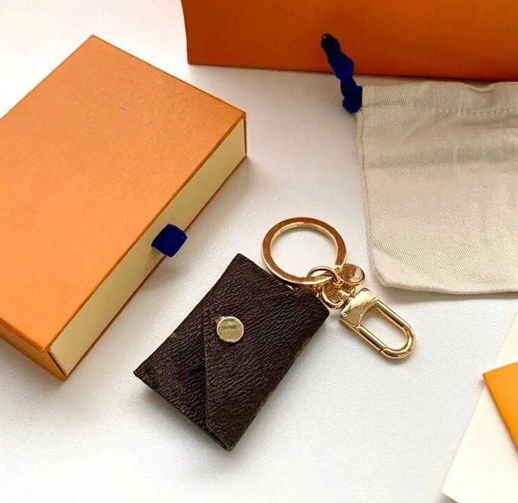 Designer Letter Wallet Keychain Keyring Fashion Purse Pendant Car Chain Charm Brown Flower Mini Bag TrinKet Gifts Tillbehör Nej B220U