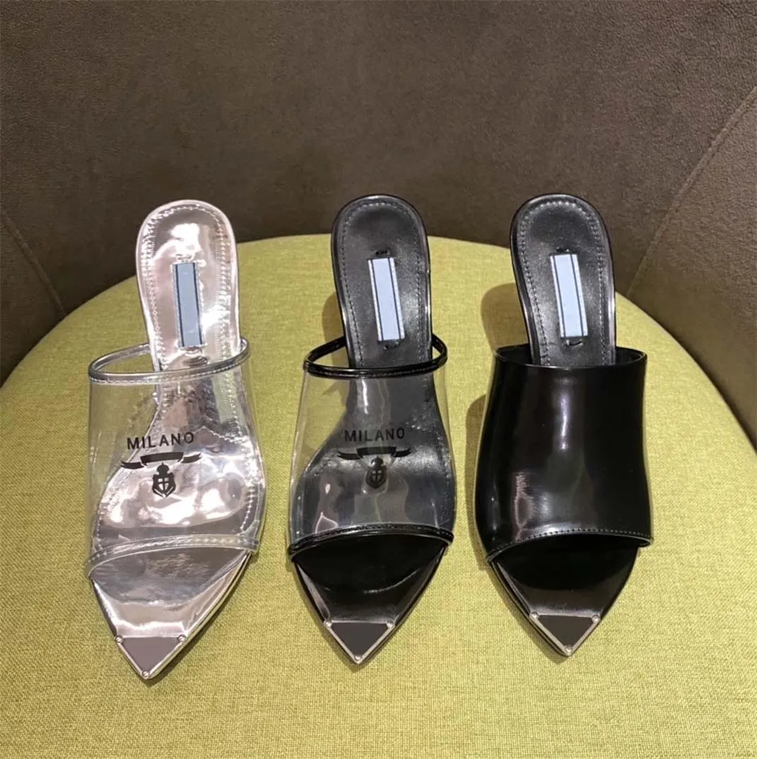 Designer Damsandaler Triangellogotyp tryckta plexiglasklackar Lyxiga Milano Slides Chunky High Heel 7,5 cm Silver Metallic Läder