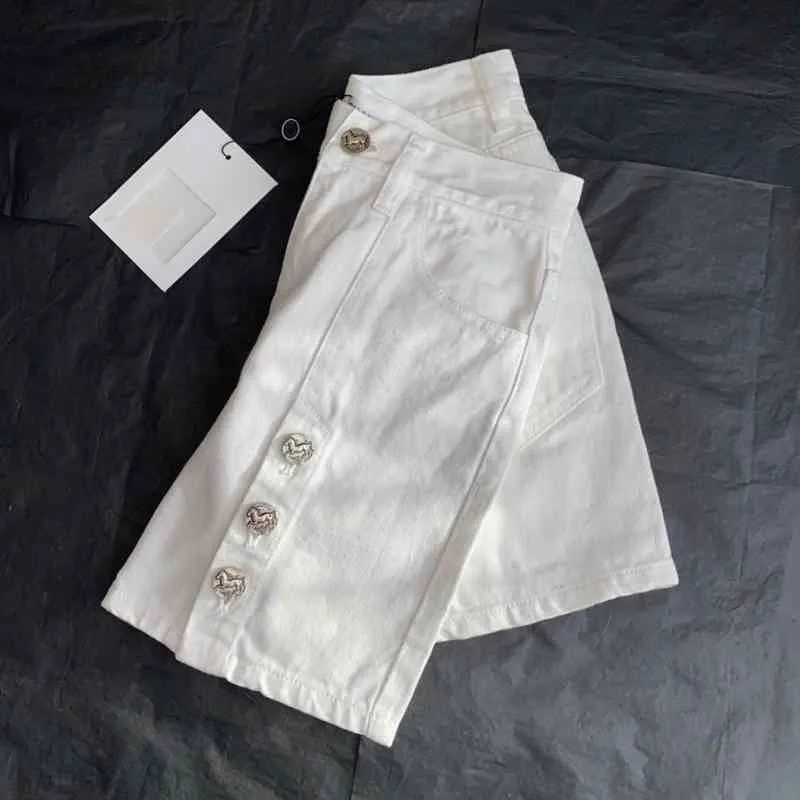 Nuevo estilo de verano y corte versátil en forma de A que muestra pantalones cortos de mezclilla blancos de cintura media alta y delgada para mujer