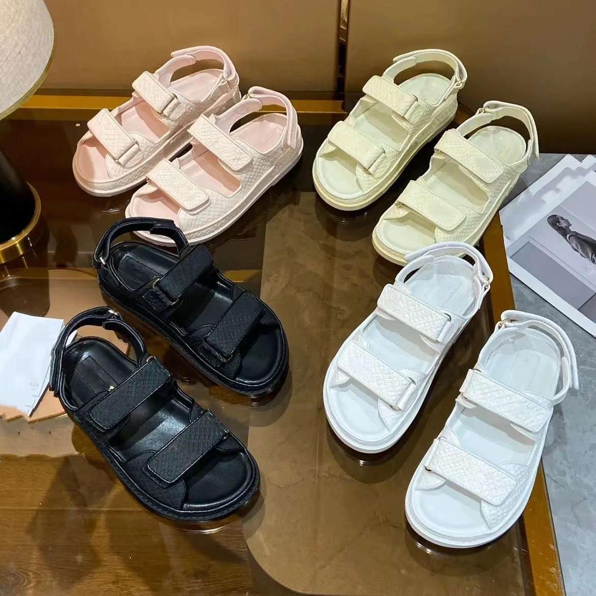 designer sandaler Spänne Sandal kedja guld Hög kvalitet kvinnor Tofflor Kristall 100% kalv läder quiltad Plattform flip sexig Summer Beach Tofflor Damskor