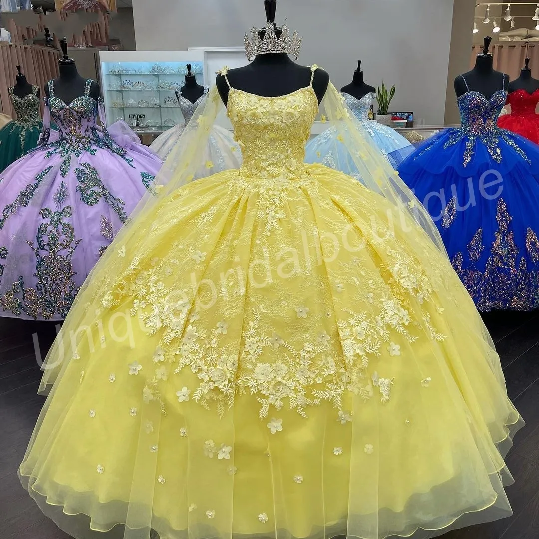 Sarı vestidos de 15 anos 2022 Kabartı quinceanera elbise 3d çiçek dantel bask tatlı 16 elbise çıkarılabilir kaput pelerinli uzun balo elbisesi spagetti dantel pembe balkown