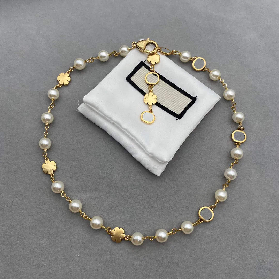 Chic Floral Letter Halsband Designer Pearl Necklace Women Flower Chain Pendant Halsband246h