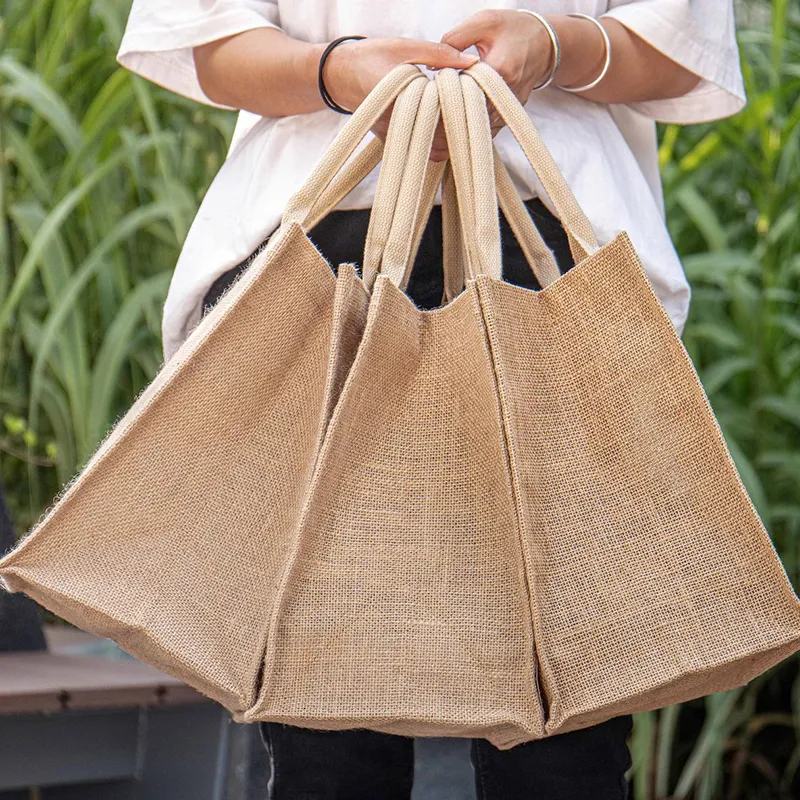Personalized Burlap initial tote bags Perfect Bridesmaid Gift Bachelorette Party Beach Jute Bag for Mother of the Bride Wedding Favors Custom Name Included 220707