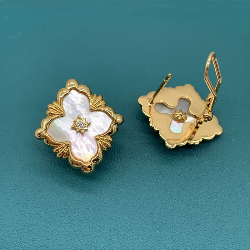 Stud Italy Luxury Clover Designer Studörhängen för kvinnor Retro Vintage Simple 18K Gold Shell Clip on Ear Rings Party Jewelry J230717