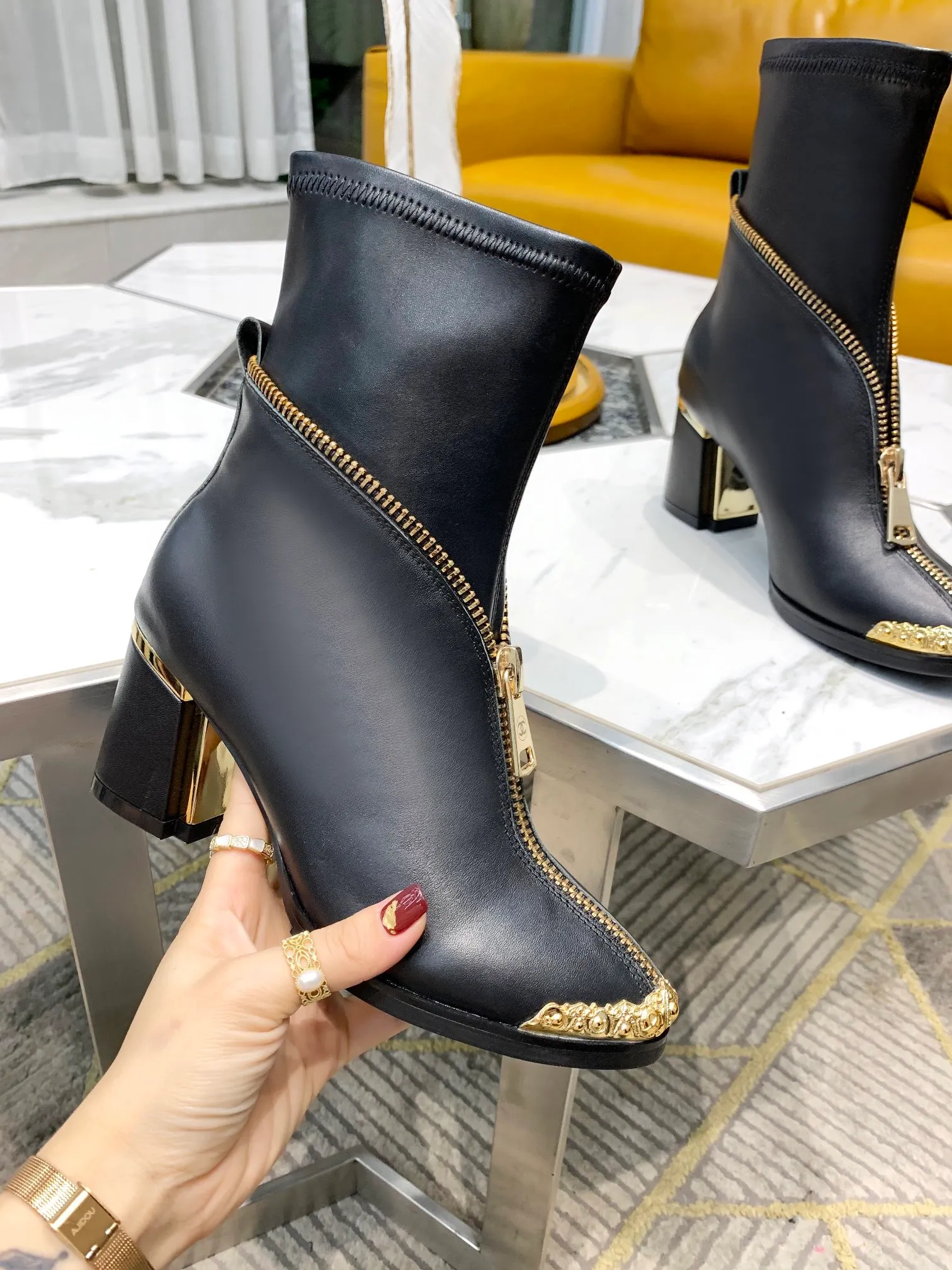 Designer Ankle Boots Luxury Women Martin Booties Gold Metal Chains Decoration Side Zipper Leather Kitten Heel Boot Long Short Tube Series Fashion