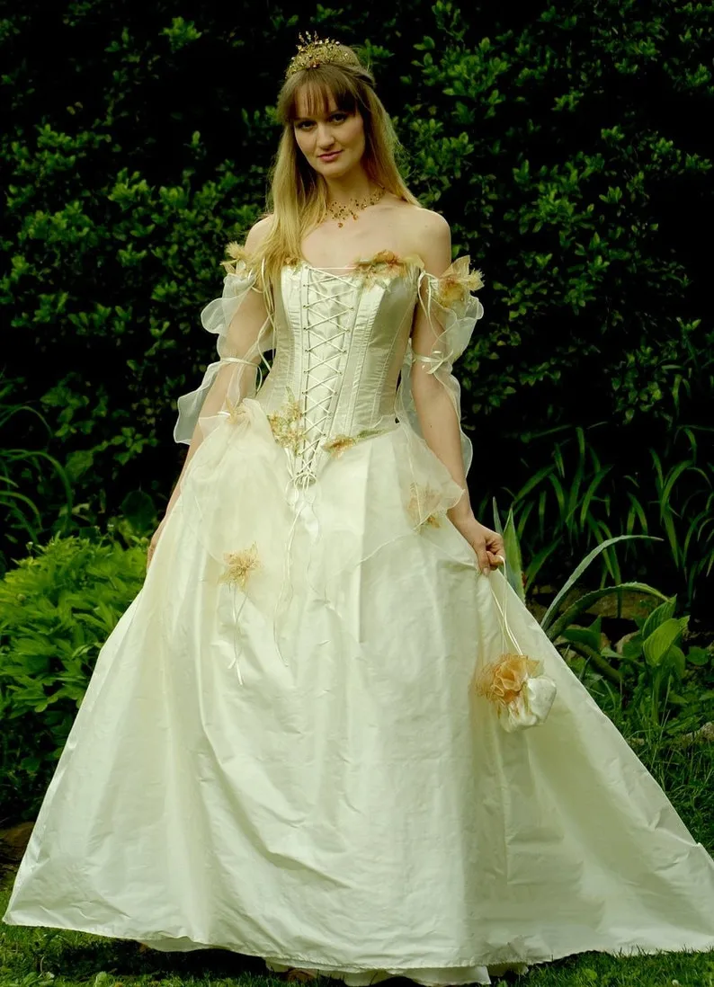 Rococo Inspired Fairy Princess Corset Suknia ślubna z ramion Vintage Victorian A Line Bridal Surs Gold Lace Floral Appliques Reneissance Bride Sukienki