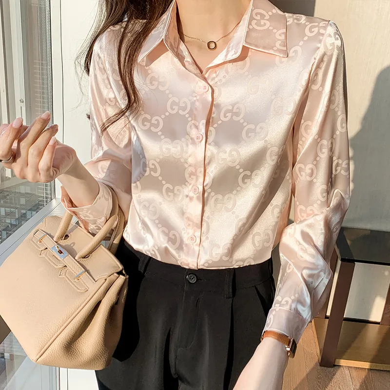 Camisa clásica de manga larga rosa albaricoque con solapa, estampado brillante, estampado de letras, tela sedosa, camisa de mujer, blusa elegante, gasa Regular