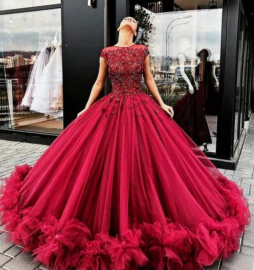 2022 Burgundy Ball Gown Quinceanera Dresses Ruffle Tulle Puffy Long Pageant Dresses Cap Sleeves Appliqued Sequined Prom Evening Party Gowns C0421
