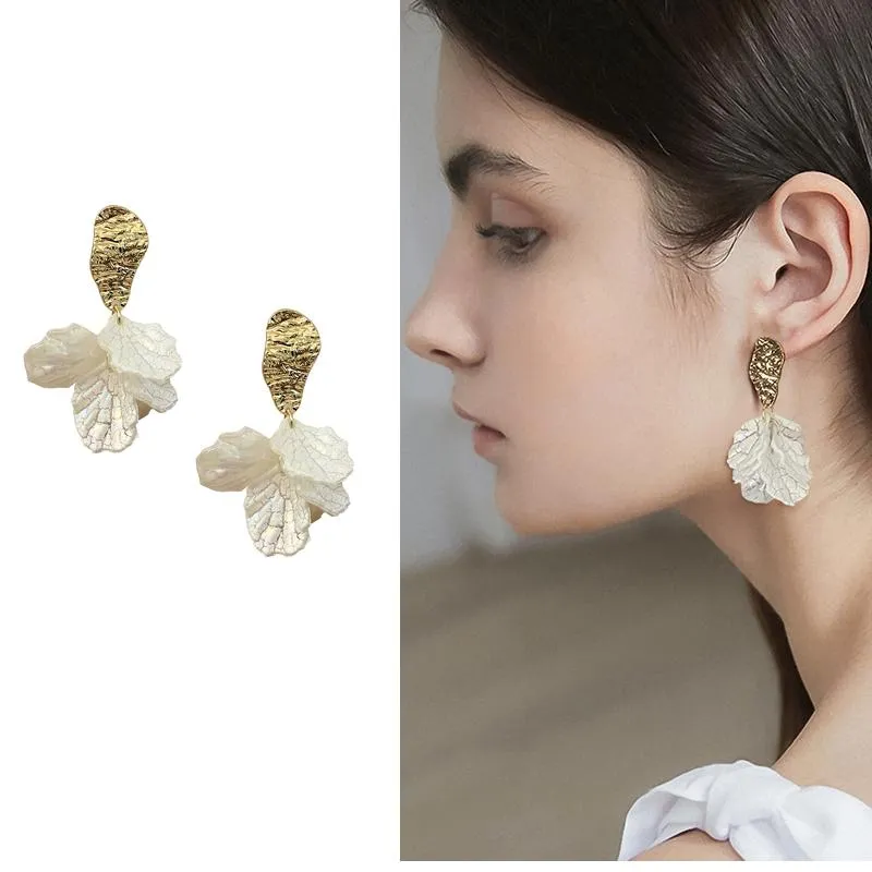 Clip-on & Screw Back Temperament Resin Shell Flower Clip On Earrings For Women White Acrylic Flowers Shape Clips Without Pierced EarsClip-on