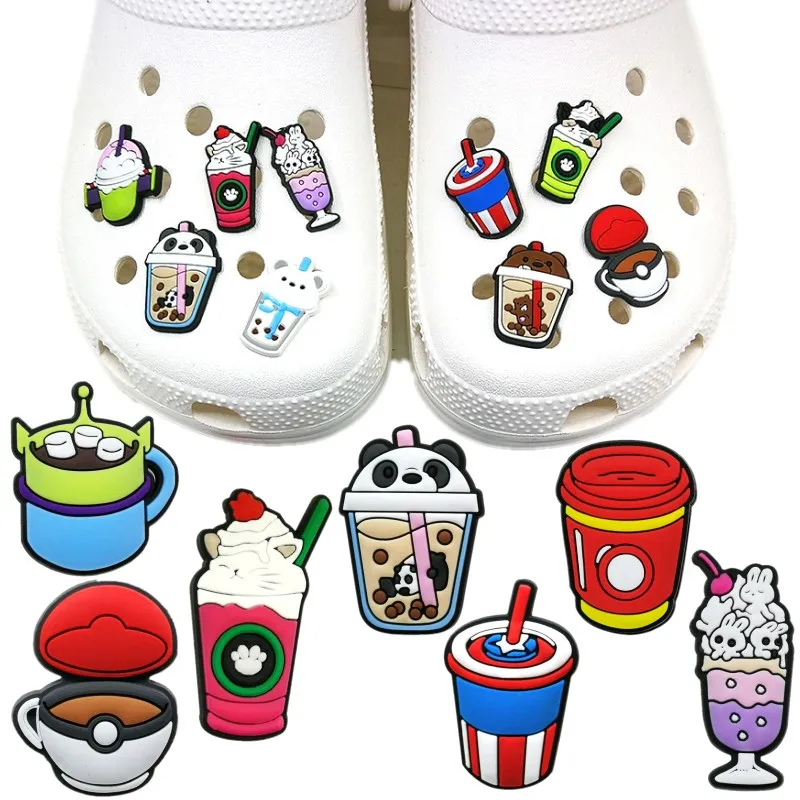 50pcs/conjunto de chá de chá com leite de cartoon criativo Charms Croc Charms 2D Soft PVC Kawaii Acessórios para sapatos de entupimento Sapatos de fivelas Decorações de charme