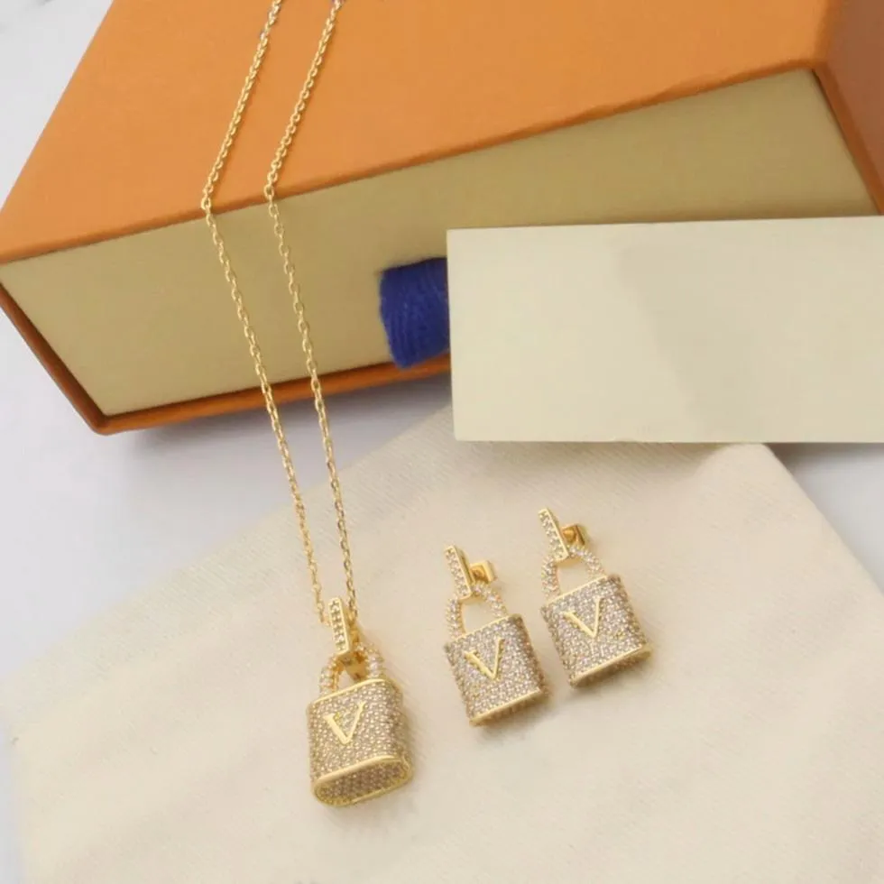 Europe America Fashion Necklace Style Jewelry Sets Lady Women Gold-colour Hardware Engraved V Initials Setting Full Diamond Lock P242m
