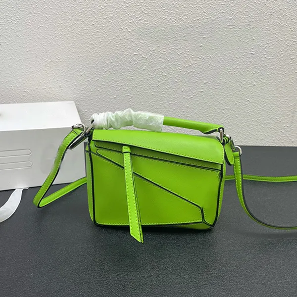 Hochwertige klassische Mini-Puzz-Geometrie-Tragetaschen, Umhängetasche aus Rindsleder mit Kissenklappe, spanische Handtaschen, gespleißte Diamant-Damenmode-Handytasche