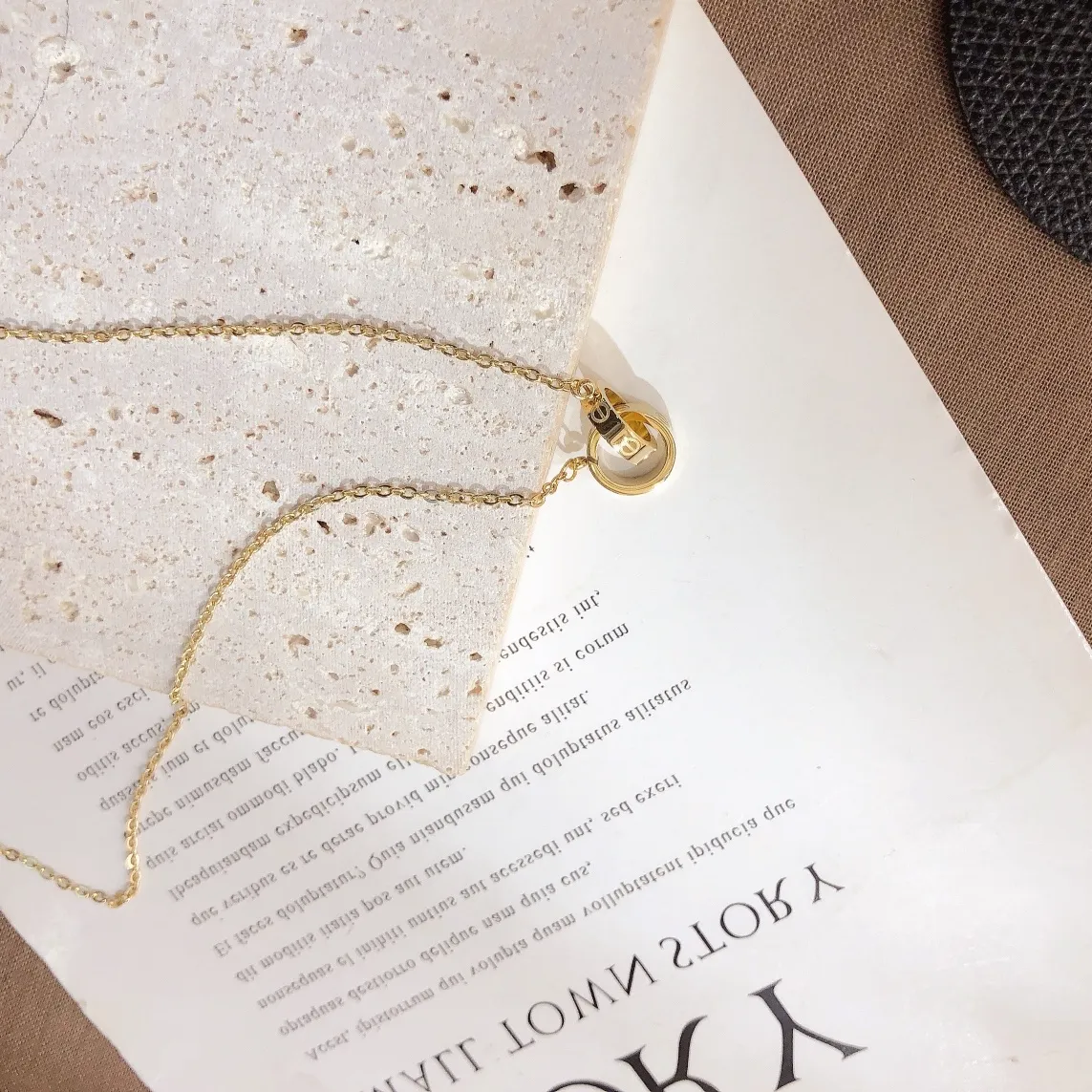 Designer märkesdesigners kvinnor halsband choker kedja 18k guld pläterad rostfritt stål halsband brev hänge bröllop smycken tillbehör x364
