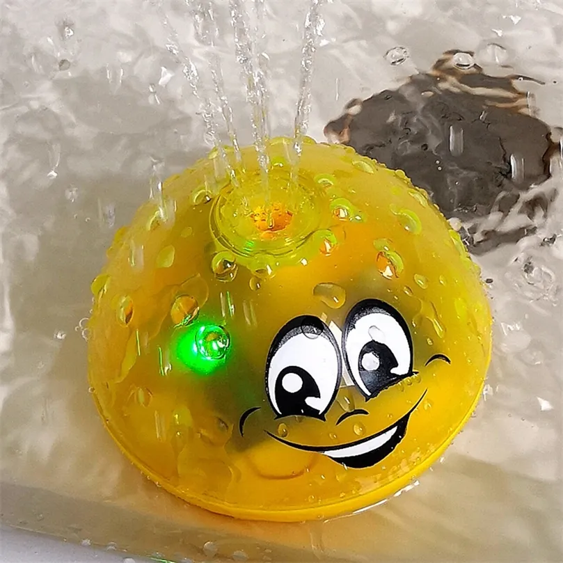 Roliga spädbarnsbadleksaker baby elektrisk induktion sprinklerboll med lätt musik barn vatten spela boll bad interaktiv leksak 220531