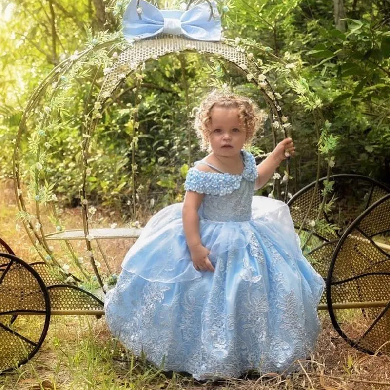 Splendidi abiti da ragazza di fiori in pizzo per la cerimonia nuziale 3D Appliqued Ball Gown Abiti da spettacolo per bambini Tulle Perle Peplo Abito da compleanno per bambini