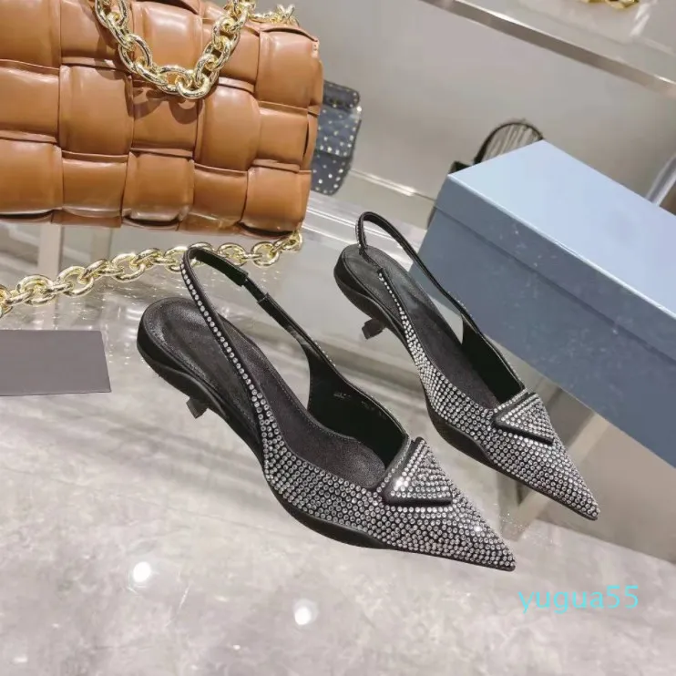 Сандалии сандалии сандалий атласных стволок с кристаллами кристаллы серии серии SARTALS SANDALS LOAFERS MULLER Обувь верхняя с жареным запечатанным 2022