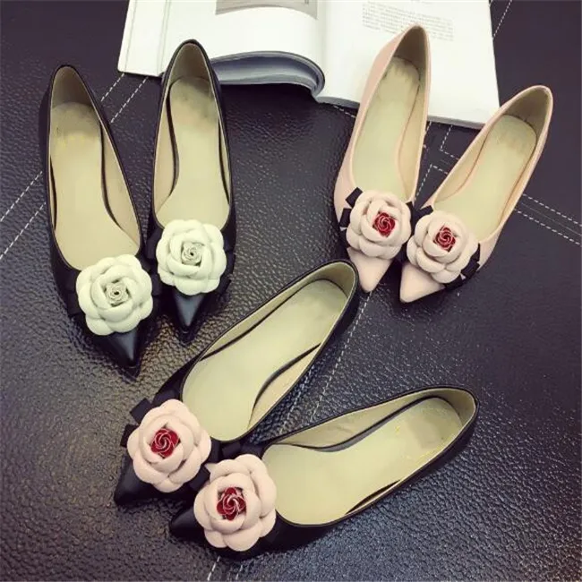 جديد وصول الأحذية الزهور الحلو أزياء المرأة كاميليا زهرة الفم الضحلة أشار تو الأحذية المسطحة سيدة اللباس الحذاء