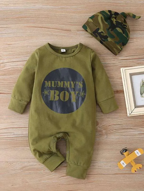 カモフラージュキャップと赤ちゃんの男の子のベットジャンプスーツ