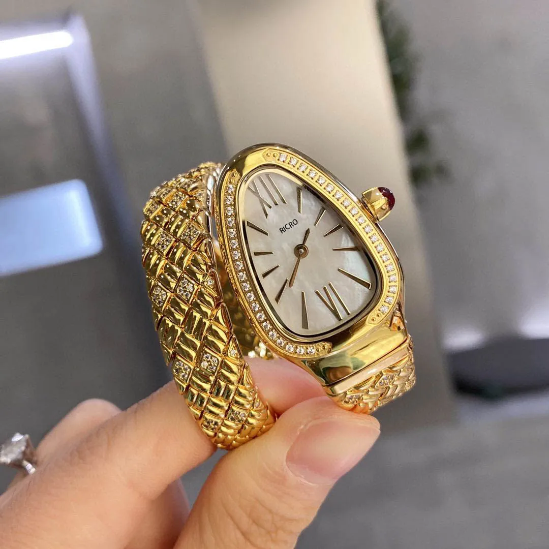 السيدات Quartz Watch Snake شكل فريد من نوعه تصميم أسلوب فني 23 × 34 مم سلسلة رياضية للذاكرة الداخلية Material Materialsdesigner الساعات الرياضية