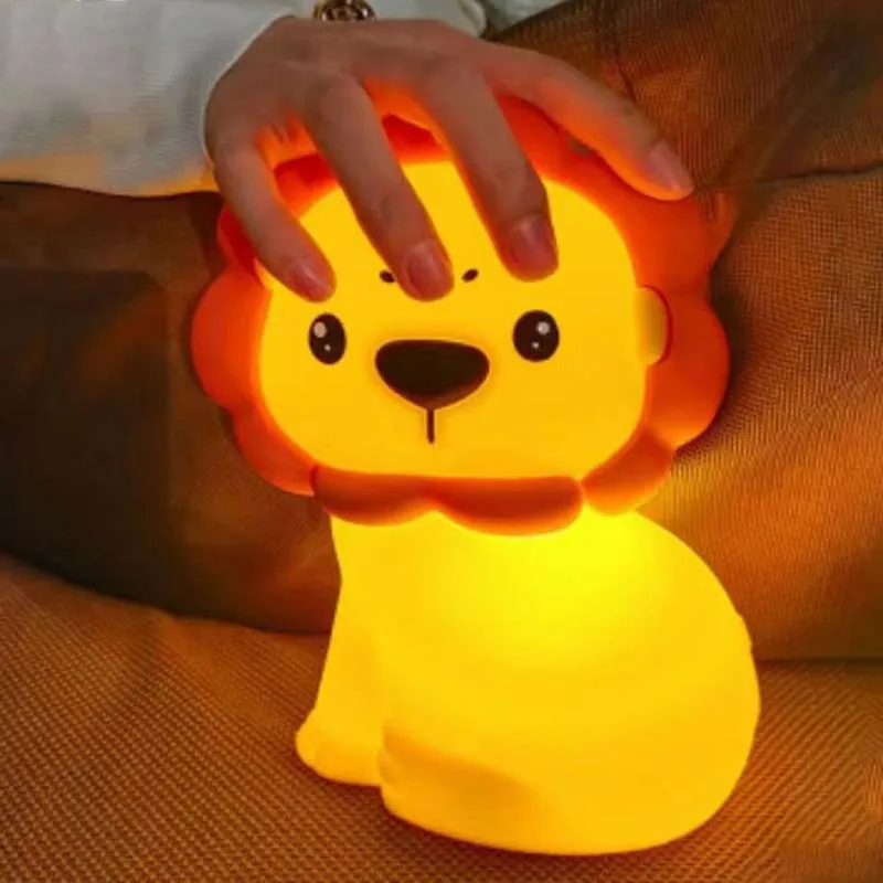 Luci notturne Lion Light Silicone Ricaricabile Camera da letto Comodino Dormire Accarezzando Bella morbida Alimentazione per bambini Lampada da tavolo per la cura degli occhi 1200mAh BatteryNight