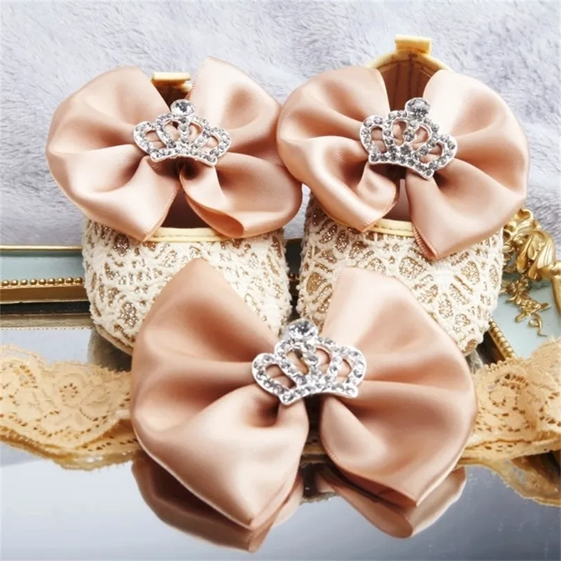 Dolldling Bebé Zapatos para niños Arco dorado Diamante Corona Algodón Fondo suave Banda elástica Cerrado Bebé Niña Zapatos para niños Headwear LJ201214