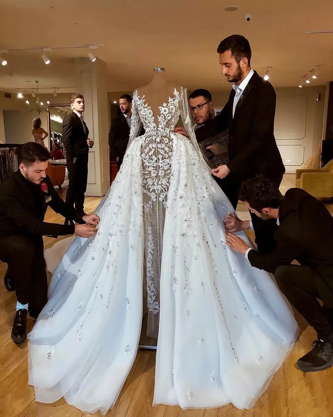 2022 Abiti da sposa africani lussuosi scintillanti con gonne Guaina in rilievo di pizzo Abiti da sposa Maniche lunghe Vedere attraverso abiti da sposa