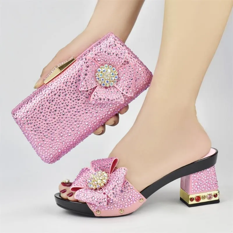 Scarpe eleganti piene di decorazioni in cristallo Stile fiore di diamanti Colore rosa Tacco Partito Donna nigeriana e borsa per abito da sposa Abito